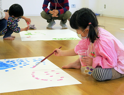 ハマキッズ・アートクラブ「えのぐであそぼう」の画像