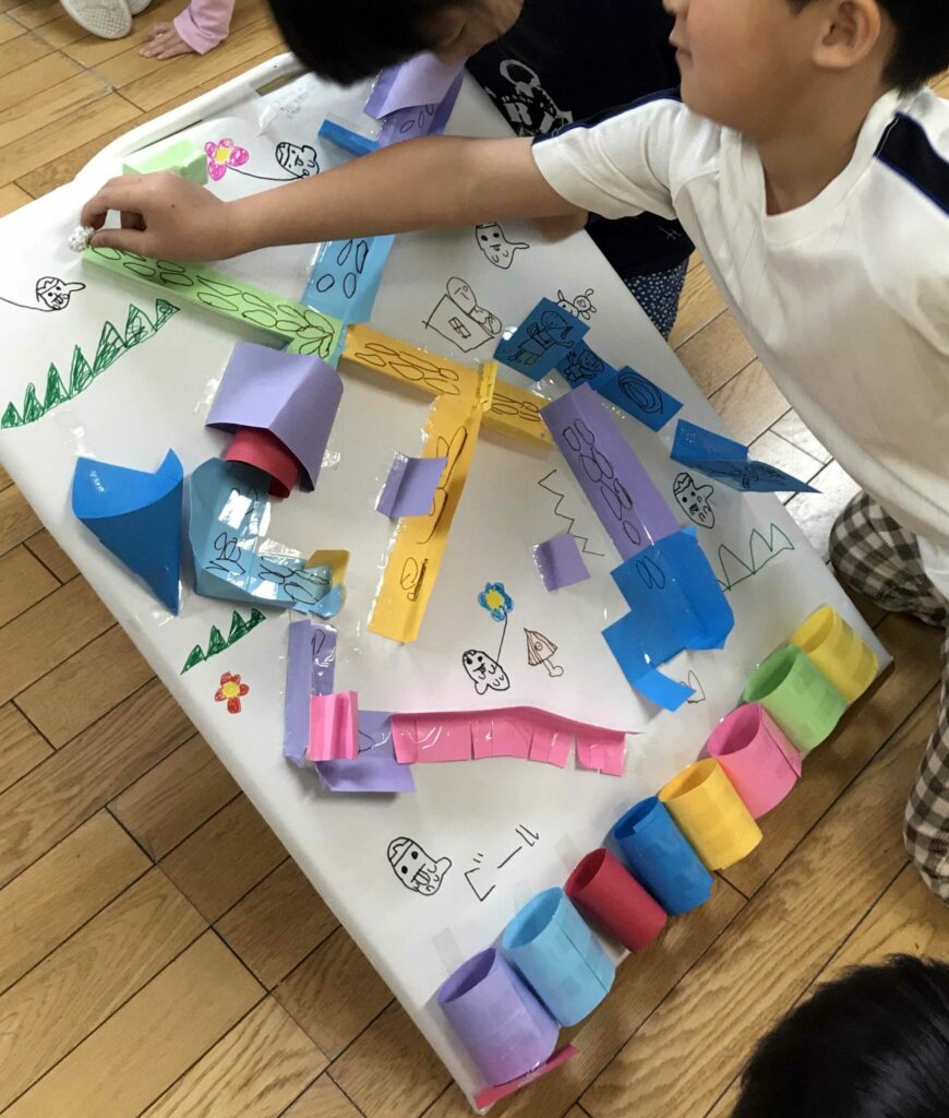 子どものためのプログラム「あざみ野ファミリーワークショップ ハロウィンコロコロゲームをつくろう」の画像