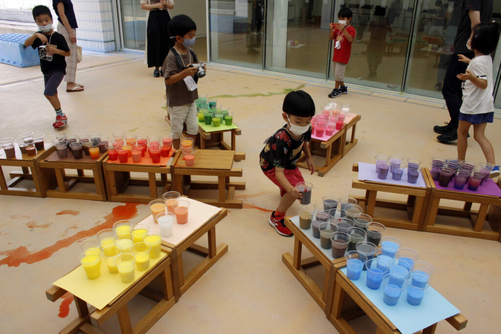 子どものためのプログラム「つくってみよう! 自分の色をつくろう」の画像