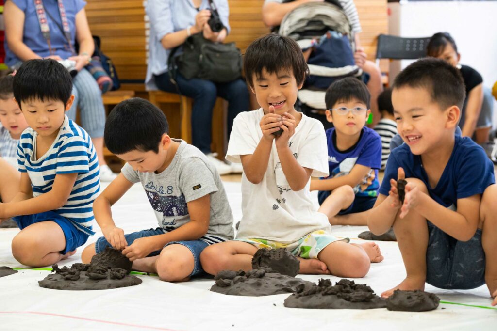 子どものためのプログラム「つくってみよう! やきものでレリーフをつくろう」の画像