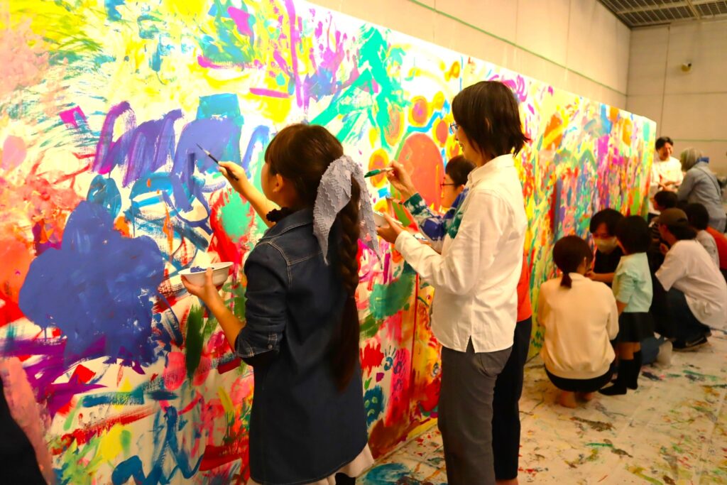 巨大キャンバスde絵の具遊び!!の画像
