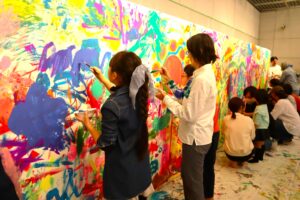 巨大キャンバスde絵の具遊び!!の画像