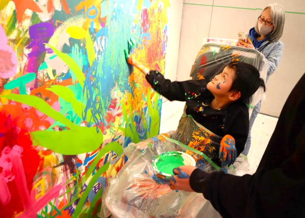 巨大キャンバスde絵の具遊び!!の画像