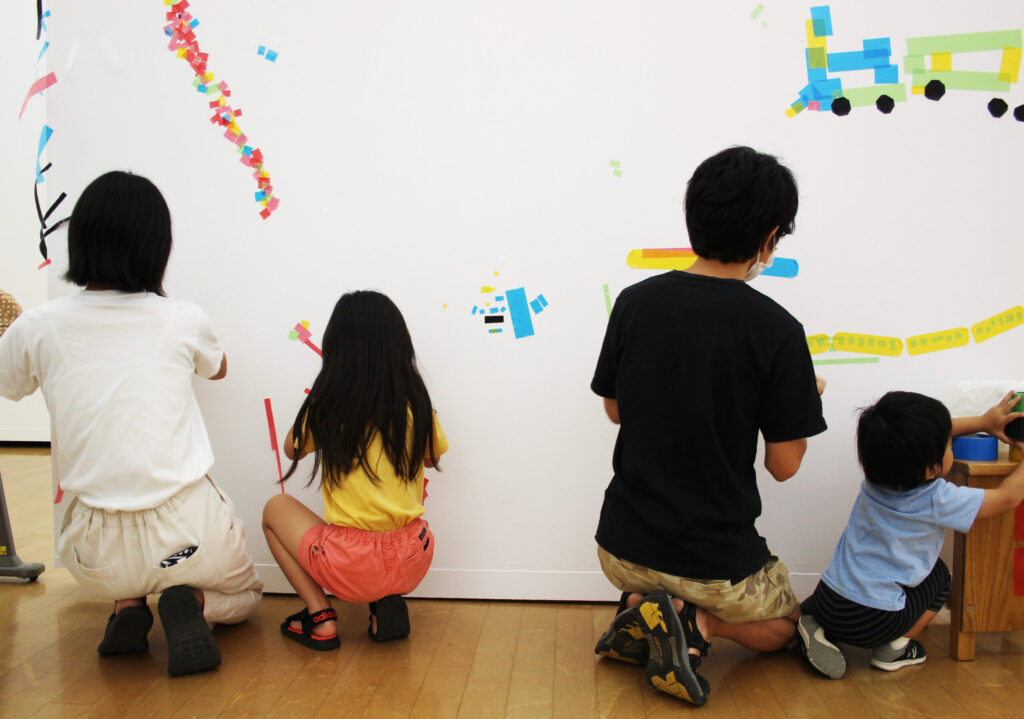 【申込不要】子どものためのプログラム「この材料で、なにできる？＜1/18 材料：カラフルなシール＞」の画像