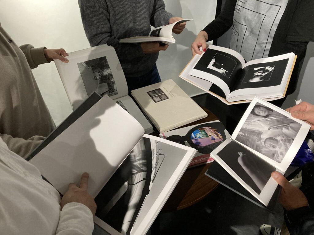 写真集持ち寄り会「写真集バー」の画像