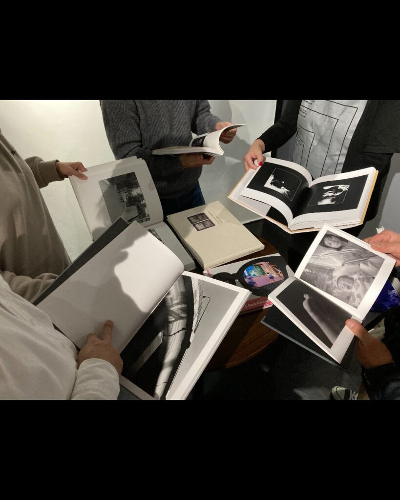 写真集持ち寄り会「写真集バー」の画像