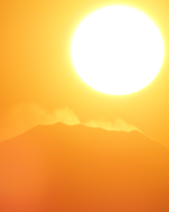 夕日が富士山頂に近づくその瞬間