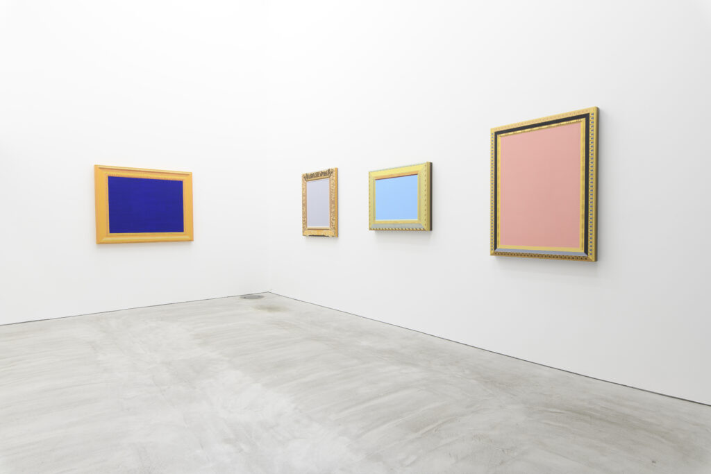 額縁からのぞく美術館の画像