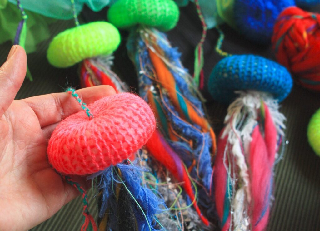 【募集】子どものためのプログラム　ゆらゆらゆれる ミニ編みクラゲをつくろうの画像