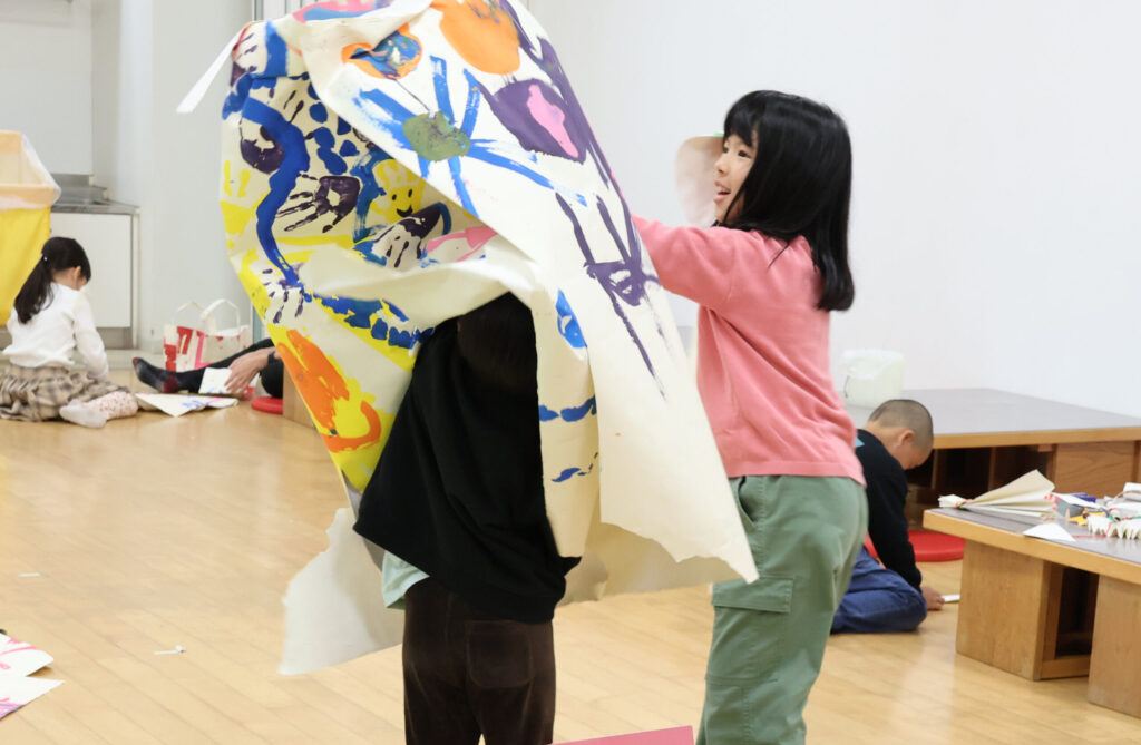 子どものためのプログラム【申込不要】この材料で、なにできる？　＜10/25 材料：えのぐがついたかみ＞の画像