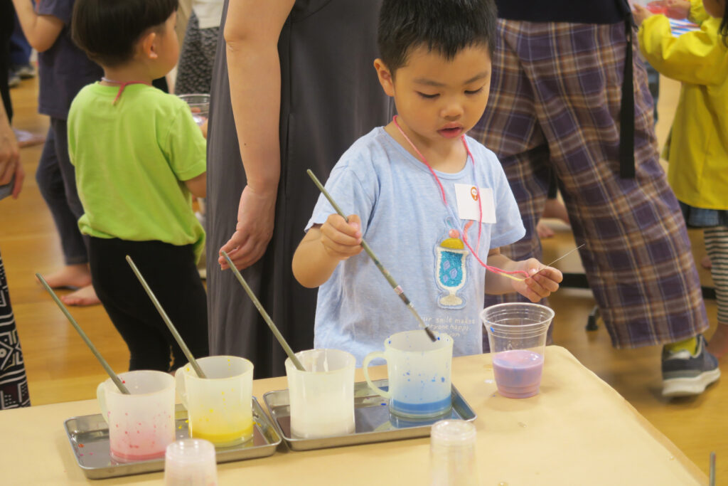 ハマキッズ・アートクラブ「えのぐであそぼう」の画像