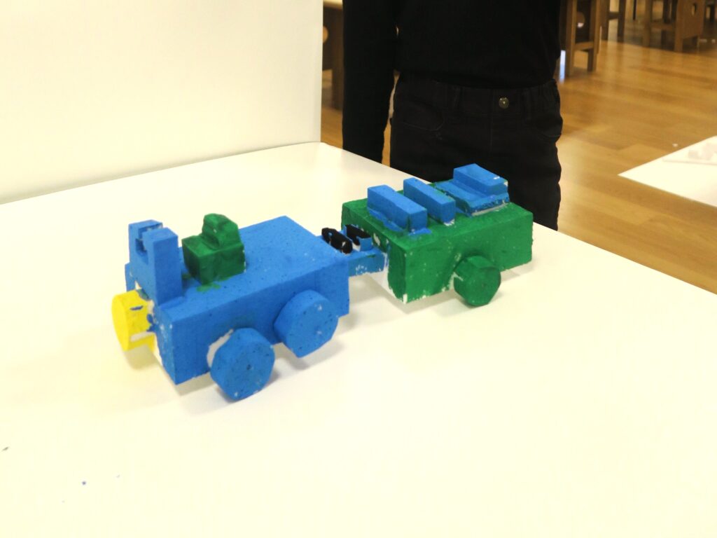 ハマキッズ・アートクラブ「スチロールで乗り物をつくろう」の画像