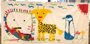 ハマキッズ・アートクラブ「カラーテープで絵を描こう」の画像