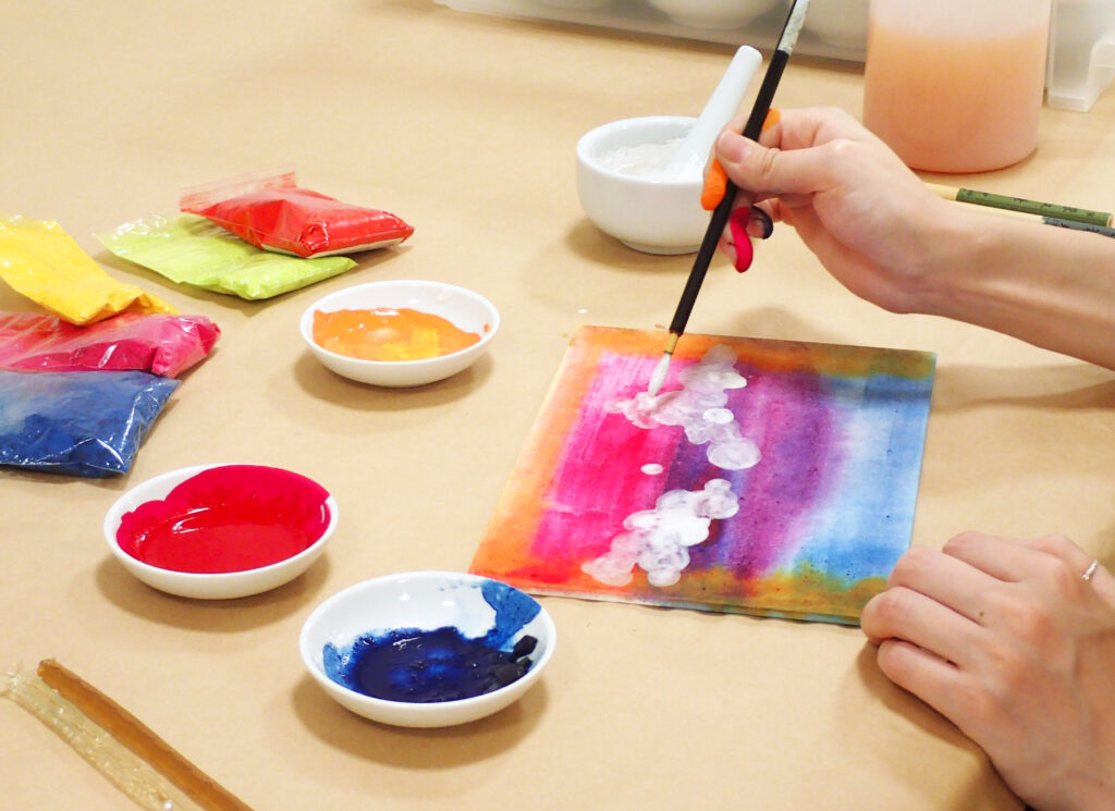 大人のためのアトリエ講座「日本画の絵具に触れてみよう～水干絵具・胡粉～」の画像