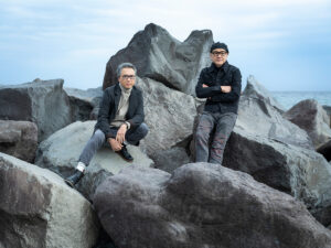 KAAT EXHIBITION 2026「彫刻される劇場」作家プロフィール画像。左より、棚田康司、三沢厚彦。