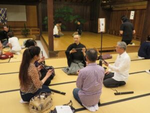 能管体験に参加している来場者の様子