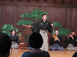 能舞台で能楽師が実演している様子