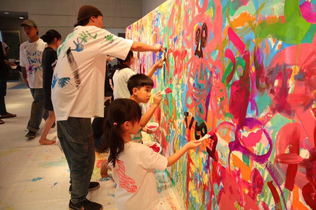 巨大キャンバスde絵の具遊び!!の画像