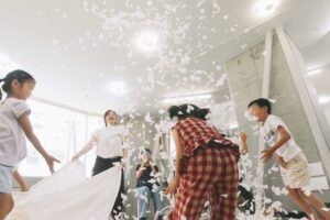 ハマキッズ・アートクラブ「大きな紙で白い森をつくろう」の画像